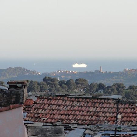 Il Merlo Della Rocca Villa Imperia Ruang foto