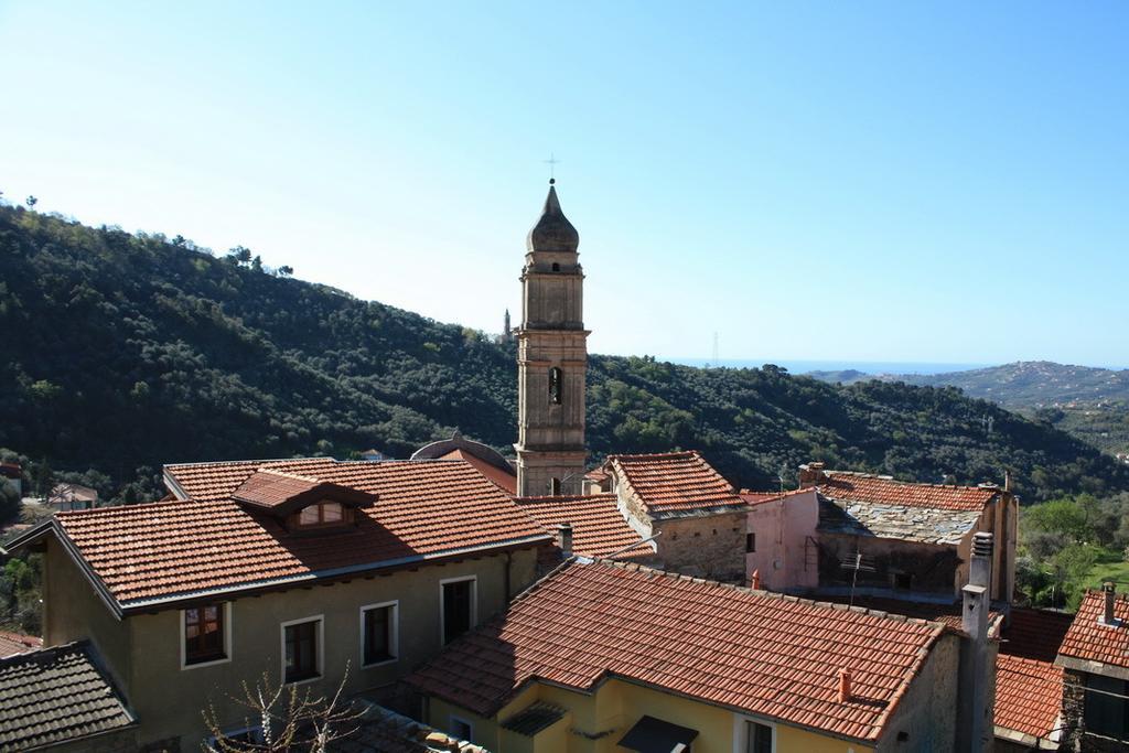 Il Merlo Della Rocca Villa Imperia Ruang foto